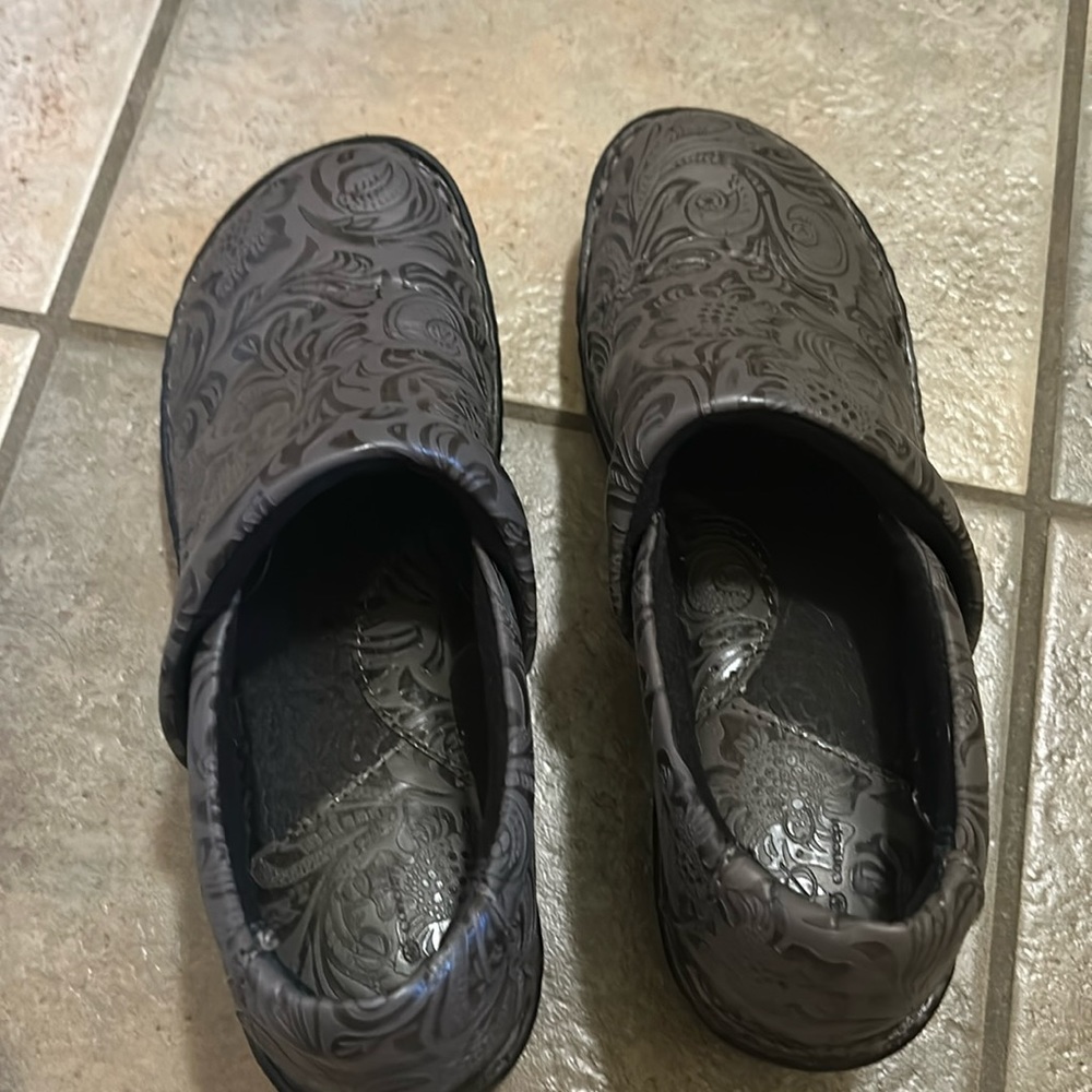 New b.o.c grey clogs.